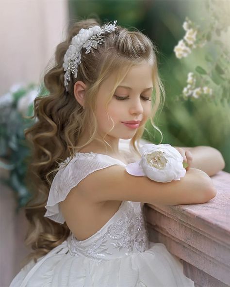 Communion Hairstyles, Hairstyles For Gowns, Kid Dress, Barbie Dresses, Ivory Skirt, Girls Tulle Dress, Princess Flower Girl Dresses, Princess Flower, Wedding Girl