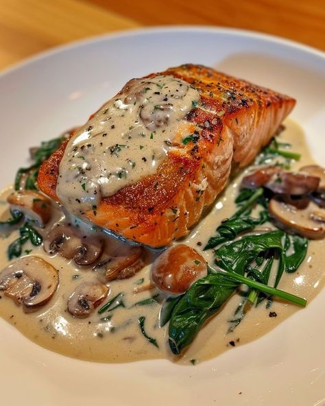 Florentine Sauce, Salmon Florentine Recipe, Salmon Florentine, Florentines Recipe, Cheap Meal Plans, Fish Dinner Recipes, Seared Salmon, Healthy Food Dishes, Fish Dinner