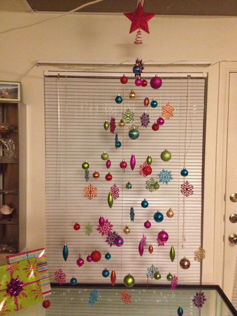 "invisible tree" Just an unused window screen screwed into the ceiling, clear fishing line, ornaments, and standard ornament hooks! Invisible Christmas Tree, Window Screen Crafts, Frugal Christmas, Homemade Christmas Decorations, Window Screen, Hanging Christmas Tree, Fun Christmas Crafts, Crafts Kids, Ornament Hooks