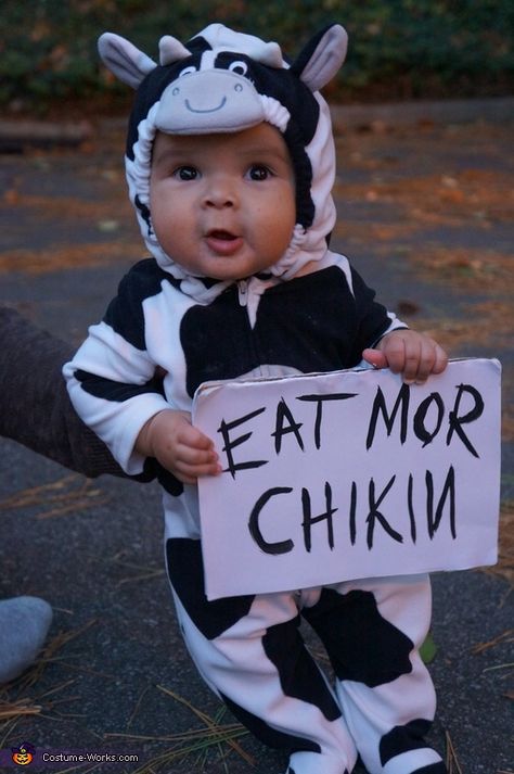 Chik-fil-A Cow - Halloween Costume Contest. Oh my cuteness! I may have to still this costume! Cow Halloween Costume, Eat Mor Chikin, Cow Costume, Baby Kostüm, Homemade Costumes, Diy Costume, Halloween Costume Contest