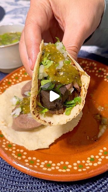 The Moodie Foodie 🤤 on Instagram: "Tacos de Lengua 👅 !! Se nos antojaron unos tacos de lengua de res 🐮 y pues pa’ luego es tarde! 👍🏼 Lengua de Res, bien limpia y le removemos toda la grasa Hojas de Laurel, 5 Tomillo, 5 ramitas Orégano, 1 cucharada Pimienta Negra entera, 1 cucharada Pimienta Gorda, 10 Clavo, 10 Cilantro, un bonche Cebolla, 1 mediana Ajo, una cabeza de 6 a 10 ajos, pelados En una olla grande hervimos agua y ponemos a cocer la lengua, el agua debe tapar la carne. Le agregamos todas las especias a la olla y llevamos a licuar la cebolla y ajos con agua del mismo caldo y también va para la olla! 👍🏼 tape la olla y deje que se cocine por 3 horas, después de las tres horas chequeo con un palillo asegúrando que la carne este blandita. Mientras la lengua esta caliente le quit Salsa Verde, Tortillas, Cilantro, Ramen, Main Dishes, Tacos, On Instagram