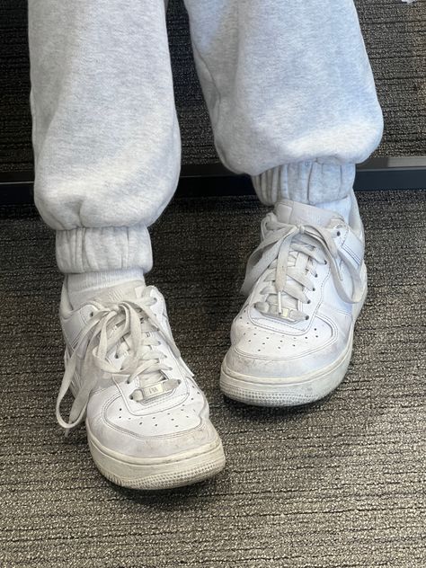 White dirty shoes 
airforce ones 
af1
nike shoes 
skater shoes 
beat up shoes My 2 Personalities Shoes, Dirty Air Forces, Hightop Air Force Ones, Airforce 1 Outfit, Obx Outfits, Af1 Nike, Dream Girlfriend, Air Force 1 Outfit, Dirty Shoes