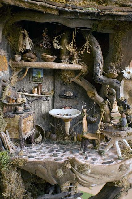 Tree Houses bathrooms  | tree house bathroom | Flickr - Photo Sharing! Fairy House Kitchen, Fairy Garden Bathroom Ideas, Tinker Bell House, Fairy Garden Bathroom, Fairy House Aesthetic, Fairy Architecture, Treehouse Bathroom, Tree House Art, Houses Bathroom