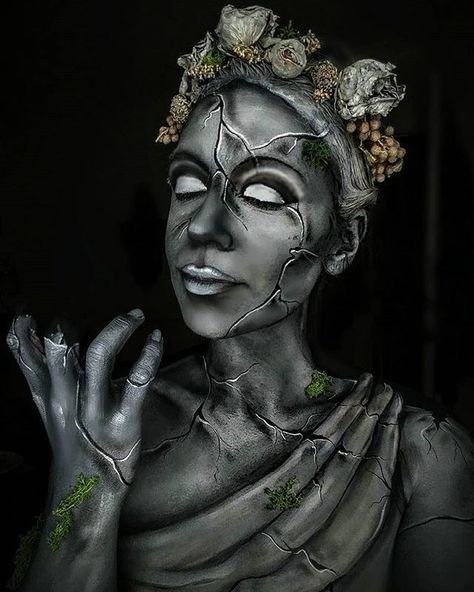 Alien Halloween Costume, Most Creative Halloween Costumes, Scary Alien, Alien Halloween, Creepy Makeup, Extreme Makeup, Creepy Halloween Makeup, Mannequin Art, Cool Halloween Makeup