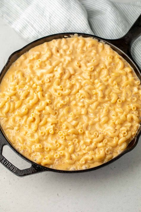 A cast iron skilled filled with Mac and cheese ready to be put on the grill to smoke. Smoker Mac And Cheese, Mac N Cheese Velveeta, Smoked Mac And Cheese, Velveeta Cheese, Smoker Recipes, December 2024, On The Grill, Cast Iron Skillet, The Grill