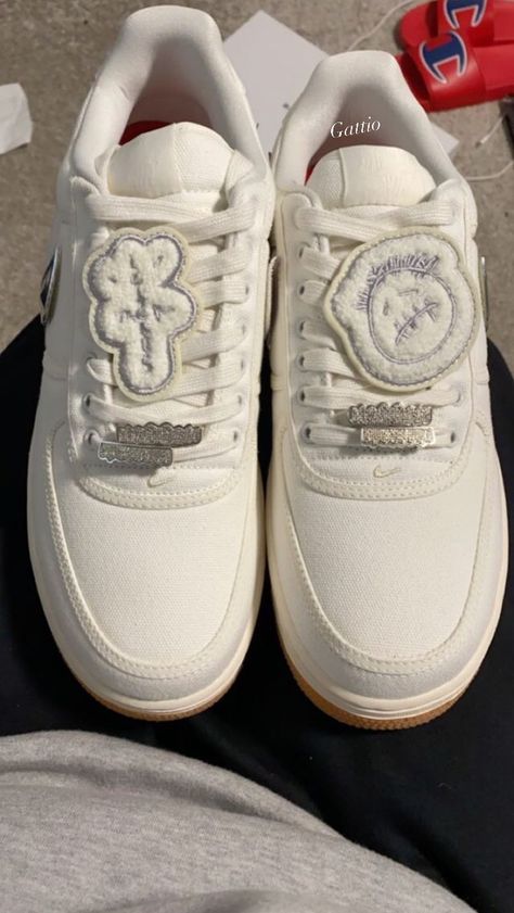 Air Force 1 Travis Scott, Travis Scott Shoes, Dr Shoes, Nike Shoes Jordans, Nike Air Shoes, Fresh Shoes, Jordan 4 Retro, Hype Shoes, Aesthetic Shoes