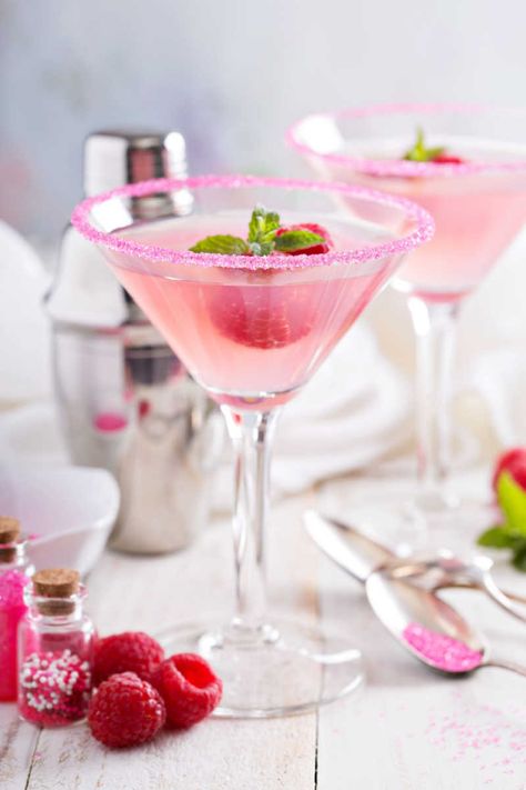 Copycat Pump-Tini Martini - Eats by the Beach Fruity Martini, Acholic Drinks, Martini Recipes Easy, Raspberry Martini, Martini Recipes Vodka, Christmas Martini, Adult Beverages Recipes, Pink Raspberry, Slice Of Lime