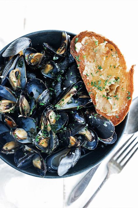 Chef Billy Parisi Chef Billy Parisi, Billy Parisi, Bread Sauce, Steamed Mussels, Mussels Recipe, Green Lipped Mussel, Cooking Seafood, Broth Recipes, Sauce Pot