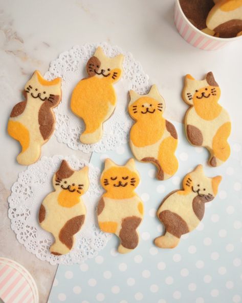 Kitty Cookies Decorated, Cat Cookies Decorated, Kitten Cookies, Cat Biscuits, Cny Cookies, Leftover Dough, Animal Cookie, Cat Cookies, Easy Birthday