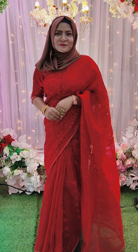 Red Jamdani saree with hijab Bengali wedding guest look Red Saree With Hijab, Red Jamdani Saree, Saree With Hijab, Bengali Wedding, Jamdani Saree, Muslim Dress, Wedding Guest Looks, Red Saree, Beautiful Muslim Women