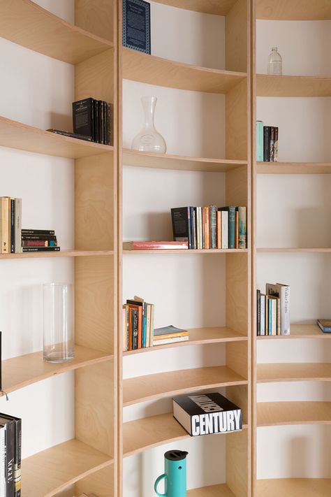 The tiny Southern Highlands House uses plywood to create a beautiful and affordable curved bookshelf. The plywood was CNC cut to shape to ensure a perfect fit. Curved Wall, Plywood Interior, Plywood Shelves, Pavilion Design, Southern Highlands, Curved Walls, Highland Homes, Book Shelf, Wooden Shelves