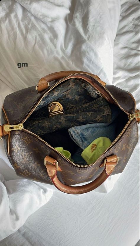 Uni Bag, Louis Vuitton Crossbody, What In My Bag, Europe Fashion, Fancy Bags, Sporty Girls, Bags Aesthetic, Essential Bag, Vintage Louis Vuitton