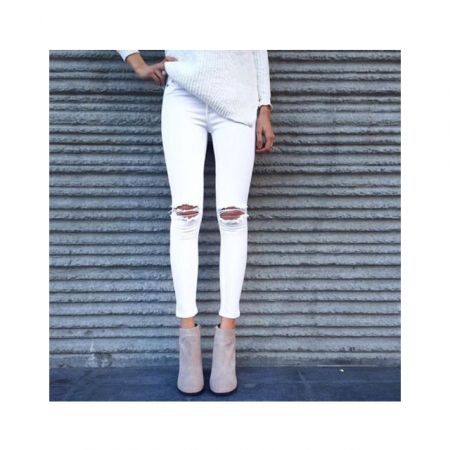 PINSPIRATION: 21 manieren om een witte jeans te dragen Jeans With Holes, Jeffrey Campbell Boots, 2018 Style, Ideal Closet, On Knees, Winter Inspo, Mode Jeans, Looks Party, Bohol