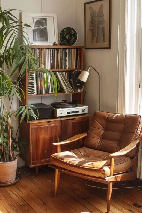 Music Decor Ideas: Stylish Home Decor Ideas for Music Enthusiasts - Melanie Jade Design Retro Inspired Home, Retro Small Apartment, Personal Home Decor, Snug Decor Ideas, Retro Aesthetic Interior Design, Retro Home Interior, Home Decor Ideas Apartment Small Spaces, Retro Lounge Room, Interior Designer Person