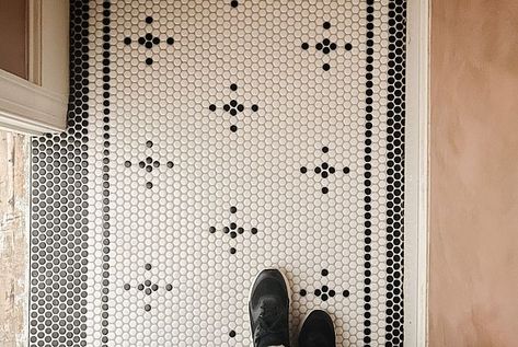 How to DIY your Own Penny Tile Patterned Floor Penny Tile Writing, Penny Round Tile Floor, Penny Tiles Kitchen, Floor Tile Black, Tile Black And White, Penny Tiles Bathroom, Tile Logo, Penny Mosaic, Penny Tile Floors