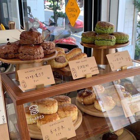 Scones Display Ideas, Aesthetic At Home, Bakery Aesthetic, Japanese Bakery, Japanese Pastries, Pastry Display, Korean Cafe, Bakery Interior, Bakery Display