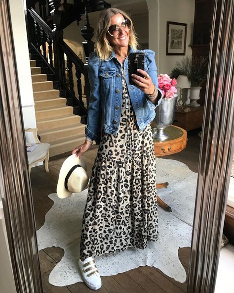 Hayley Karseras’s Instagram photo: “My fave leopard maxi dress: how is going now.... and how is going to go when it warms up!!! 👈🏻 swipe left!!! Happy Tuesday 💙🐆💙🐆💙 . . . .…” Hayley Karseras, Leopard Dress Outfit, Outfits Primavera, Leopard Maxi Dress, Blogger Inspiration, Outfit Primavera, Flowy Maxi Dress, Teacher Style, Leopard Dress