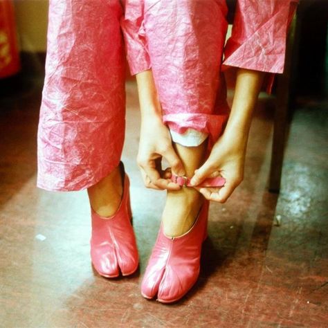 björk fashion archive on Instagram: "1995 Björk photographed by Glen Luchford wearing pink Maison Martin Margiela Tabis (here a reference from fw96) , and a pink tyvek suit by Hussein Chalayan from his fw 1994 ‘Cartesia’ collection. Knit top and skirt on second slide are from unknown designer (and if i am not mistake the tabis she is wearing in the second image are also different ones then the pink ones!). @maisonmargiela @_glen_luchford @chalayanstudio @husseinchalayanofficial #bjork #techn Bjork Fashion, Glen Luchford, Tabi Boots, Old Portraits, Tabi Shoes, How To Make Shoes, Nike Shoes Women, Sneaker Heels, Wear Pink