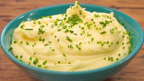 Smoked Potato Puree — Everyday Gourmet Best Christmas Dinner Recipes, Sour Cream Mashed Potatoes, Smoked Potatoes, Creamy Garlic Mashed Potatoes, Garlic Mashed Potatoes Recipe, Whipped Potatoes, Thanksgiving Food Sides, Mashed Potatoes Recipe, Best Thanksgiving Recipes