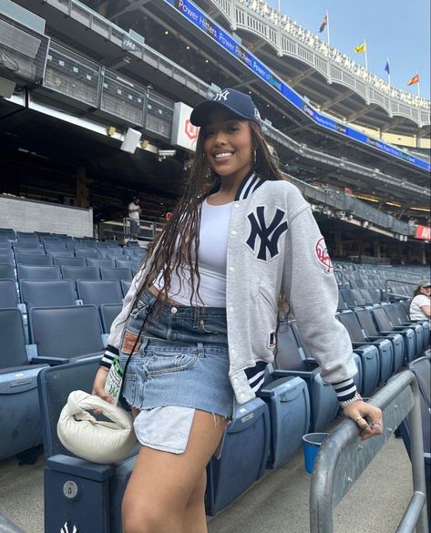 New York Yankee Outfits Women, Jordyn Woods Photoshoot, Woods By Jordyn, Jordyn Woods Kylie Jenner, Kylie Jenner Jordyn Woods, Fits Baddie, Jordyn Woods, Baseball Games, Baddie Outfits