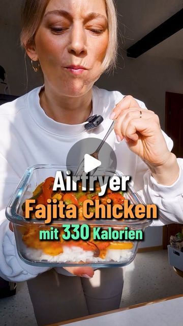 Stef | Gesunde Rezepte on Instagram: "Fajita Chicken aus der Heißluftfritteuse 🤩🤩

✅ Unter 20min fertig
✅ High Protein
✅ Low Carb

Ich finde eine der besten Eigenschaften einer Heißluftfritteuse ist, dass man sie im Sommer verwenden kann ohne dass die ganze Bude überhitzt 🥴. 

Das Rezept passt jetzt grade wieder super zb für einen Taco Abend (mit Wraps und gucamole) 😍 speichert es euch ab.

➡️ Wir brauchen
125g Hähnchenbrustfilet
225g bunte Paprika
30g Zwiebel
10ml Olivenöl
8g Fajita Gewürz (gibt's bei Edeka, Rewe in der Abteilung mit den ausländischen Lebensmitteln)

Paprika wie im Video in Streifen schneiden und zusammen mit dem Hähnchen marinieren. Dann einfach nur noch ca. 15 min bei 180°C Heißluft backen (HLF oder Ofen) 🤗

➡️ Nährwerte (ohne Beilage)
330 kcal
12g Fett
19g KH
33g Fajita Chicken, Healthy Kitchen, Eat Smart, Chicken Fajitas, Fajitas, High Protein, Weight Watchers, Workout Food, Air Fryer