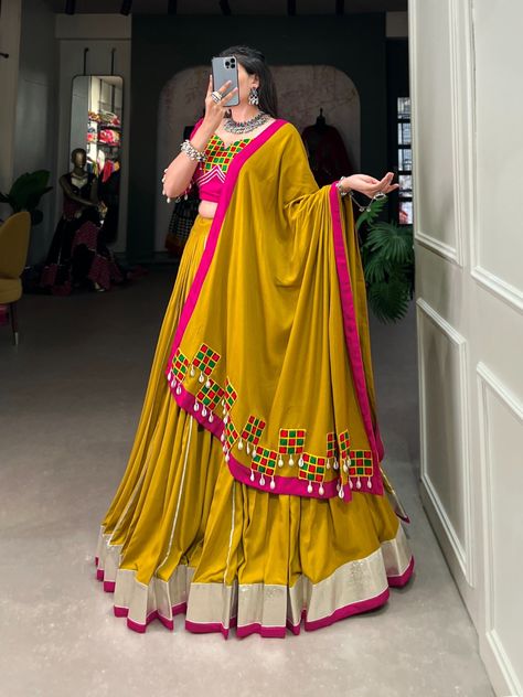 #lahngadesign#onlinelahnga#lahngacholi#lahnga#lahngacholistyle Garba Chaniya Choli Wedding, Gamthi Work, Chaniya Choli Wedding, Garba Dress, Lehenga Choli Designs, Ghaghra Choli, Function Dresses, Navratri Dress, Lengha Choli