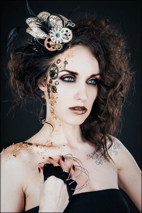 Okay, this isn't truly steam punk, but loved the whole overall look with the cogs going down the face. Steam Punk Makeup, Steampunk Makeup, Carnaval Make-up, Steampunk Mode, Steampunk Outfits, Moda Steampunk, Steampunk Hairstyles, Mode Steampunk, Steampunk Couture