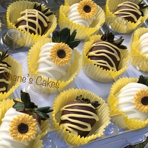 White chocolate and milk chocolate dipped strawberries. Sunflower strawberries Bridal Shower White Chocolate Covered Strawberries, Sunflower Treat Table, Sunflower Dessert Ideas, Sunflower Chocolate Covered Pretzels, Sunflower Strawberries Chocolate, Bee Chocolate Covered Strawberries, Sunflower Deserts, Sunflower Food Ideas, Sunflower Dessert Table Ideas