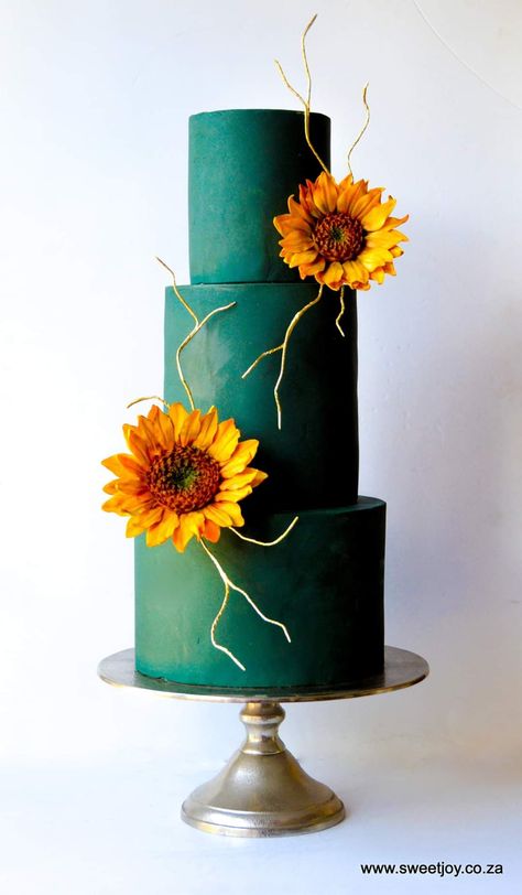 Sunflower Wedding Cakes, Wedding Cake Emerald Green, Emerald Green Wedding Theme, Hobbit Wedding, Yellow Inspiration, Yellow Wedding Cake, Sunflower Wedding Cake, Forest Green Wedding, Mosquito Plants