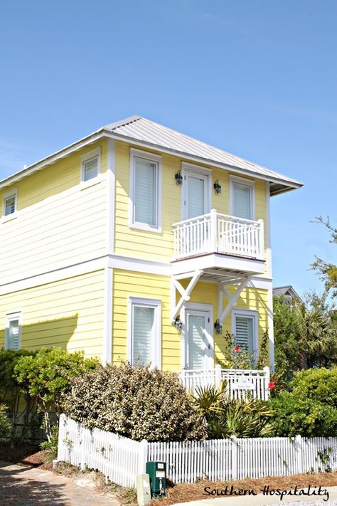 beach baby Yellow Beach House, Wood Beach House, Small Beach Cottages, Beach Cottage Kitchens, Small Beach Cottage, Cottage Entryway, Beach Cottage Exterior, Coastal Cottage Style, Coastal Architecture