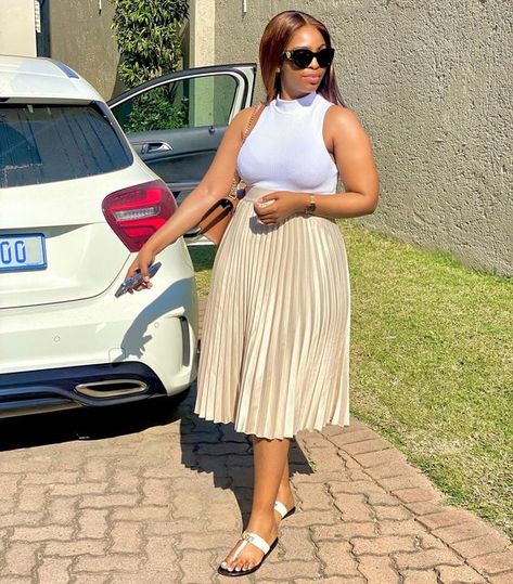 Lona_linamandla on Instagram: "🦁" Outfit Jupe Plissee, Summer Outfits 2023 Fashion Trends Women Over 30, Pleated Skirt Casual Outfit, Accordion Skirts, Classy Skirts, Pleated Skirt Outfit, Modest Dresses Fashion, 25k Followers, 2piece Outfits