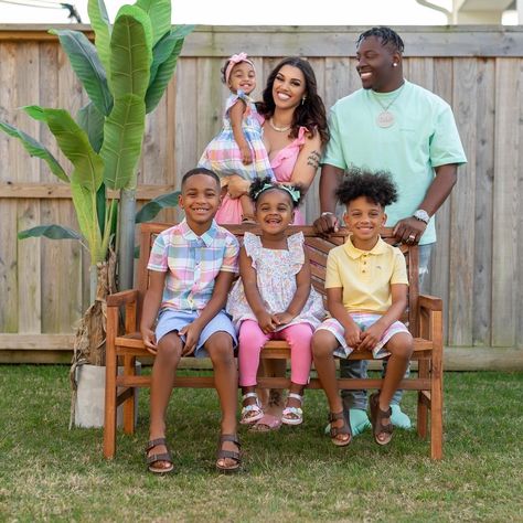 Family Easter Outfits 2024, Easter Picture Ideas Family, Easter Family Photoshoot, Easter Photoshoot Ideas Family, Black Couples Photoshoot Outfit, Black Family Portrait Ideas, The Prince Family, Easter Family Pictures, Easter Shoot