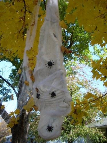 Halloween Decorations - How to Make a Spider Victim Diy Halloween Spider, Halloween Decorations Outdoor Porch, Haunted Trail, Diy Spider, Ghoul School, Halloween Spider Decorations, Halloween Props Diy, Halloween Prop, Halloween Yard Decorations