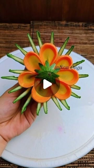 Bread Garnish Ideas, Dish Garnish Ideas, Garnishes For Food, Carrot Garnish Ideas, Vegetable Garnish Ideas, Vegetable Garnishes Food Decorations, Vegetable Flowers Garnish, Vegetable Garnish, Garnishing Ideas