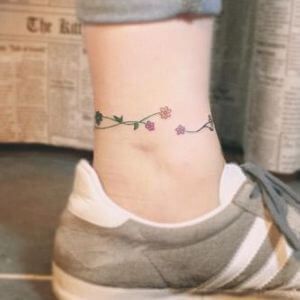 Daisy Chain Tattoo Ankle, Flower Chain Tattoo, Tattoo For Ladies, Daisy Chain Tattoo, Ankle Tattoo Ideas, Chain Tattoo, Ankle Tattoo Designs, Daisy Tattoo, Wolf Tattoo Design