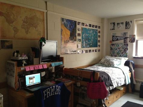 Thinking about setting my new room up this way this semester :) Dorm Planning, Dorm Layout, Cool Dorm, Dorm Room Layouts, Uni Dorm, Providence College, Small Dorm Room, Small Dorm, Dorm Stuff