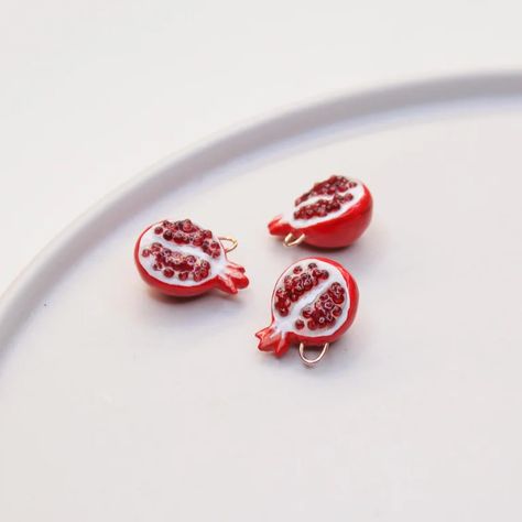 Little pomegranates pendants : polymerclay Pomegranate Earrings, Fruit Jewelry, Animal Totems, Mini Foods, Ceramic Sculpture, Diy Earrings, Pomegranate, The Internet, Polymer Clay