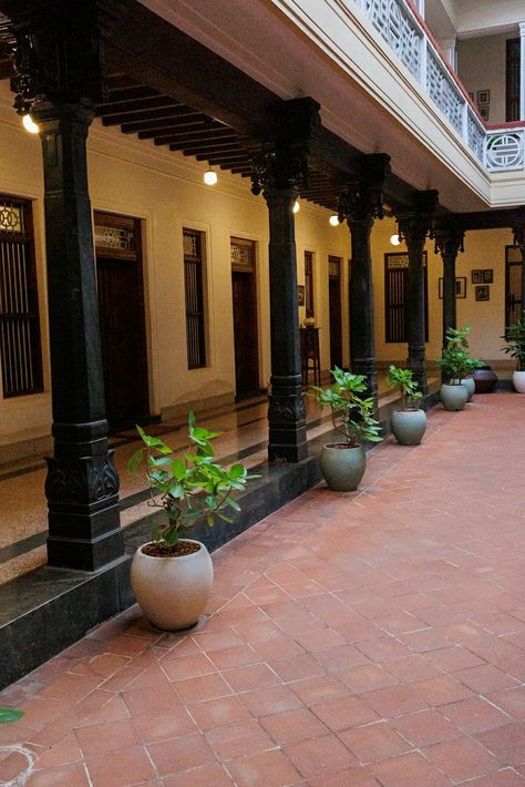 Chettinad, India India Traditional House, Traditional Tamil House, Traditional Chettinad House Interiors, Tamil House Design, Desi House Design, India House Design Indian, Heritage House Interior Design, Tamil Culture Aesthetic, Chettinad House Exterior