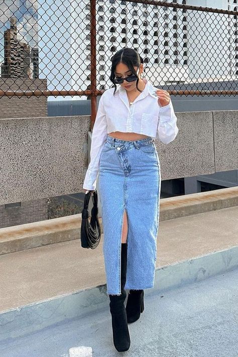 How to style a long denim skirt. Check out these super stylish and super trendy denim maxi skirt outfit ideas Long Denim Skirt Outfit, Denim Skirt Fashion, Mood Clothes, Denim Skirt Outfits, Winter Fashion Outfits Casual, Long Denim Skirt, Maxi Skirt Outfits, Denim Chic, Trendy Summer Outfits