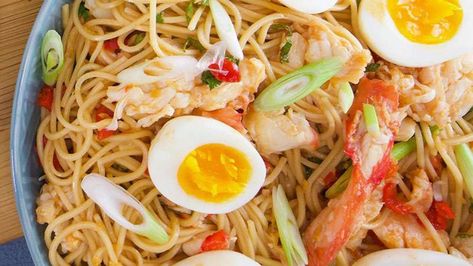 Rachael's Cold n Spicy Crab Ramen | Recipe - Rachael Ray Show Crab Ramen, Gochujang Recipe, Crab Pasta, Spicy Crab, Rachael Ray Recipes, Ramen Recipe, Spicy Ramen, Dungeness Crab, Pescatarian Recipes