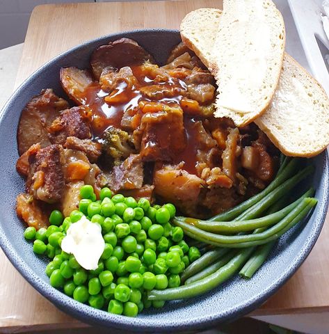 Scottish Stovies Scottish Stovies, Bacon Pie Recipe, Bacon Pie, Scottish Dishes, Bon Appetite, Sunday Roast, Leftovers Recipes, Sliced Potatoes, Ultimate Comfort Food