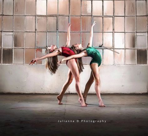 Dance Duet Poses, Duet Dance, Dance Duet, Creative Dance, Dance Picture Poses, Dance Photo Shoot, Dance Photography Poses, Ballet Poses, Merry Christmas Eve