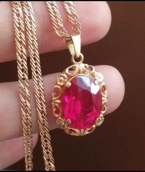 Ruby Pendants, Bridal Makup, Gold Pictures, Ruby Jewelry Necklaces, Jewelry Necklace Simple, Gold Pendent, Gold Jewelry Outfits, Fancy Jewelry Necklace, Antique Jewelry Box