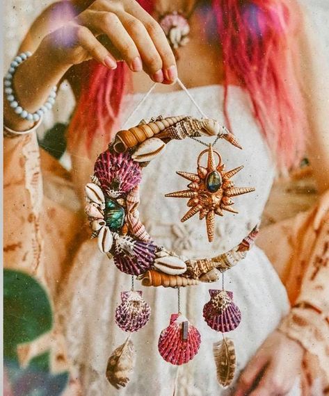 Solar Goddess, Mermaid Beach Decor, Goddess Mermaid, Sun Element, Atrapasueños Diy, Diy Dream Catcher Tutorial, Hippie Crafts, Mermaid Moon, Shell Ideas