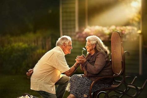 This Indian Photographer Is Capturing Sheer Love Between Elderly Couples and the Results Are Heartwarming #IndianPhotographer #ElderlyCouples #Lifestyle #Love_Romance Old Couple Photography, Older Couple Poses, Older Couple Photography, Old Couple In Love, Grandparent Photo, Older Couple, Elderly Couples, Older Man, Growing Old Together