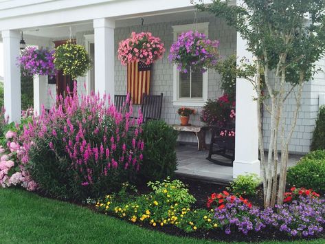 Landscaping Around Low Deck, Porch Landscaping, Front Garden Landscape, Desain Lanskap, Front Yard Garden Design, Front Landscaping, Garden Deco, Big House, Front House Landscaping