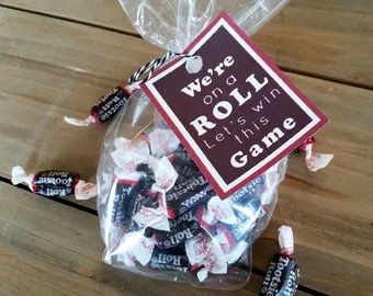 Football Team Snacks, Football Treat Bags, Basketball Treats, Volleyball Locker, Football Treats, Sports Snacks, Football Player Gifts, Volleyball Team Gifts, Football Team Gifts