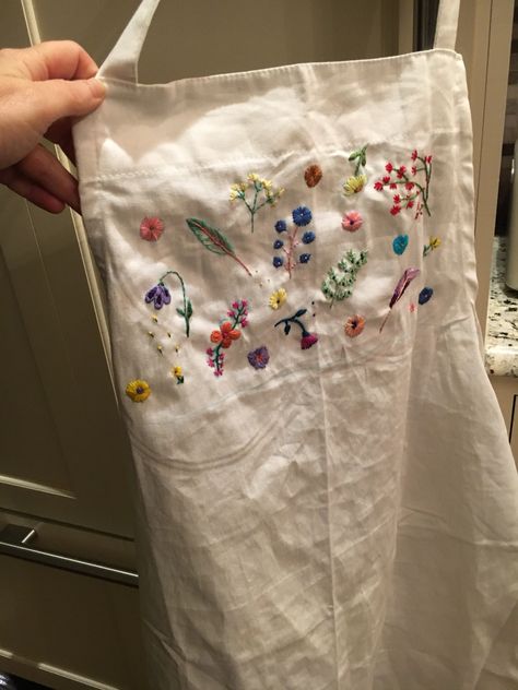 Embroidered Apron Embroidery Designs For Aprons, Apron Embroidery Ideas, Apron Embroidery, Embroidered Aprons Ideas, Kitchen Apron Embroidery, Embordery Apron, Apron Embroidery Flowers, Hand Embroidered Apron, Homemade Aprons