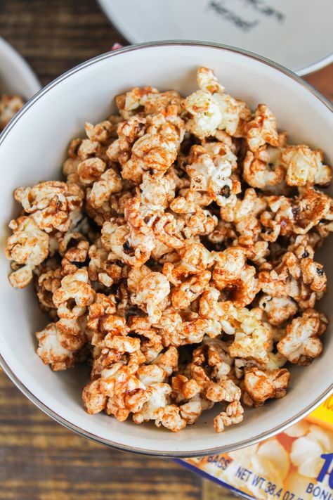 Sweet And Spicy Popcorn Recipes, Sweet And Spicy Popcorn, Spicy Popcorn Recipes, Spicy Crackers, Popcorn Recipes Easy, Spicy Popcorn, Spiced Popcorn, Snack Crackers, Sweet Popcorn