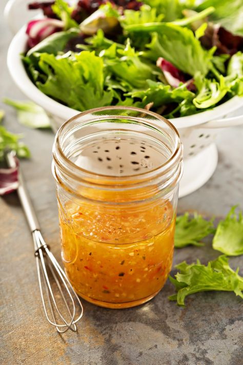 24 Terrific Ways to Use Up Your Leftover Pickle Juice Healthy Vinaigrette, French Vinaigrette, Italian Dressing Recipes, Vinaigrette Dressing Recipe, Vinegar Salad Dressing, Homemade Italian Dressing, Vegan Salad Dressing, Vinaigrette Salad, Vinegar Dressing